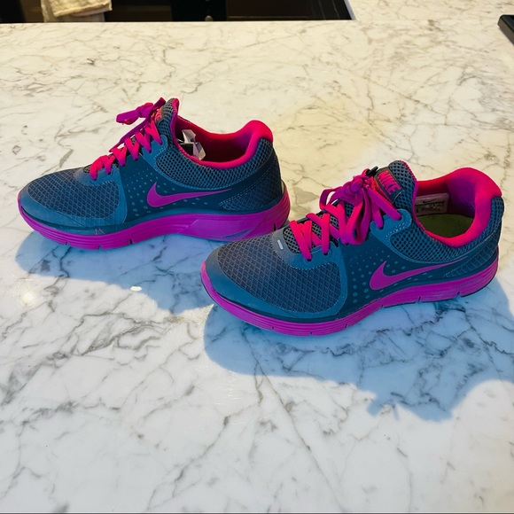 NEW Nike Sneakers - Picture 14 of 15